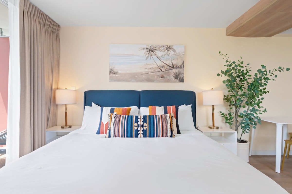 New! Gorgeous Boutique King Studio w/Parking~