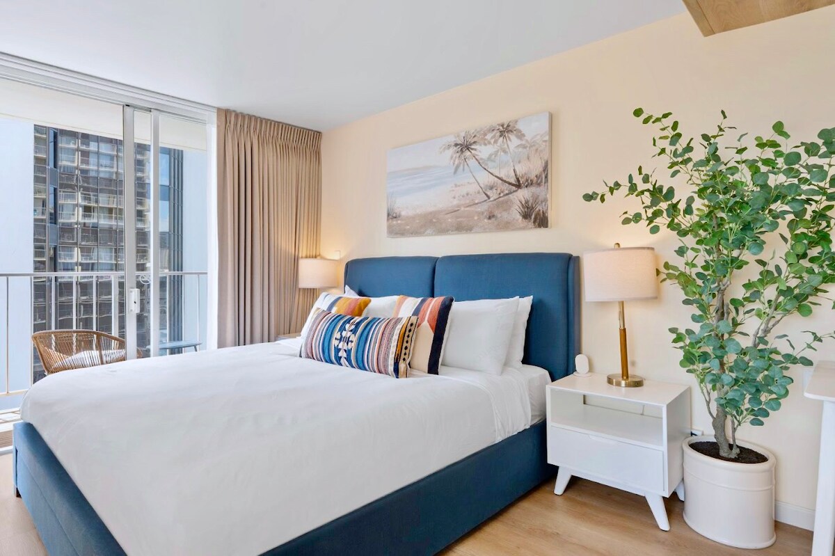 New! Gorgeous Boutique King Studio w/Parking~