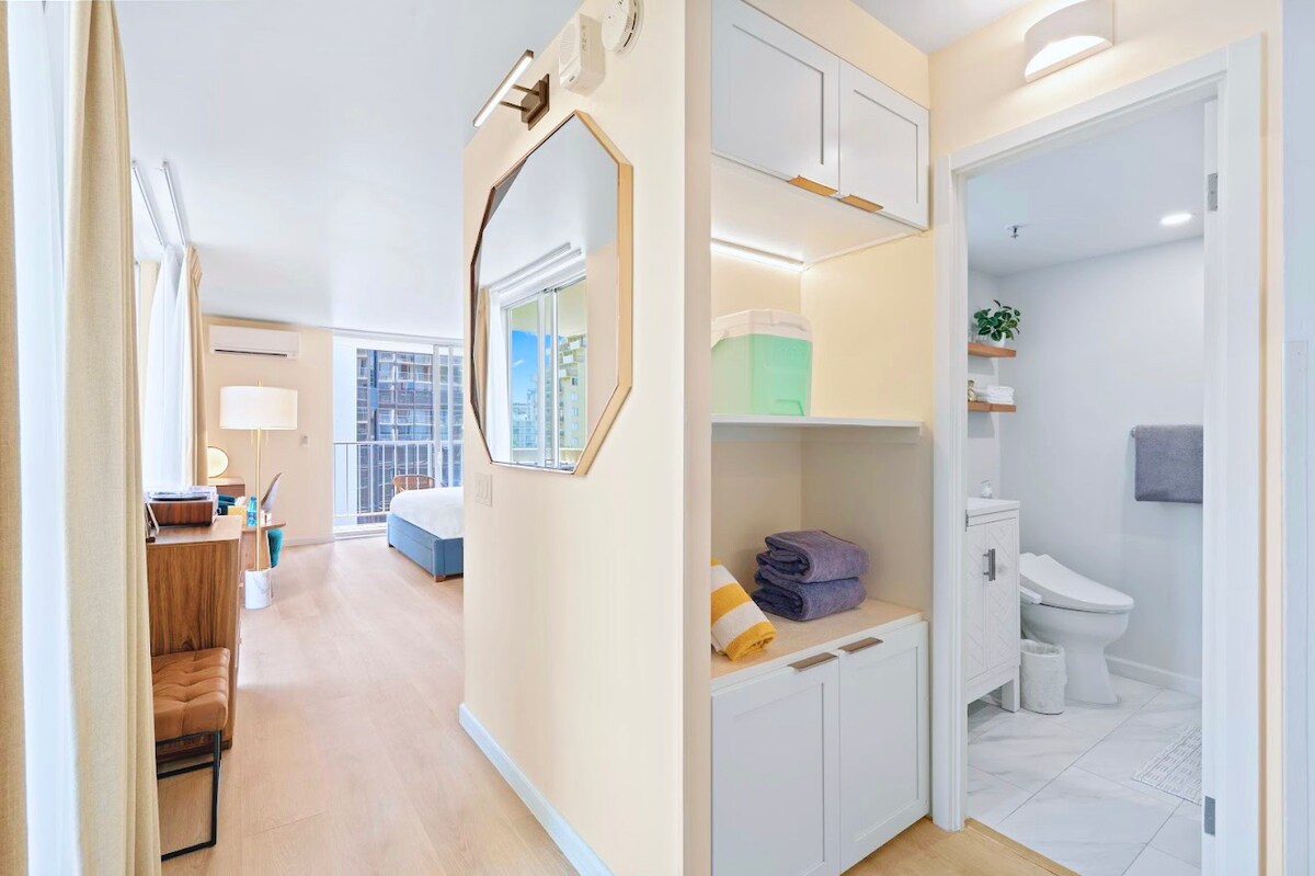 New! Gorgeous Boutique King Studio w/Parking~