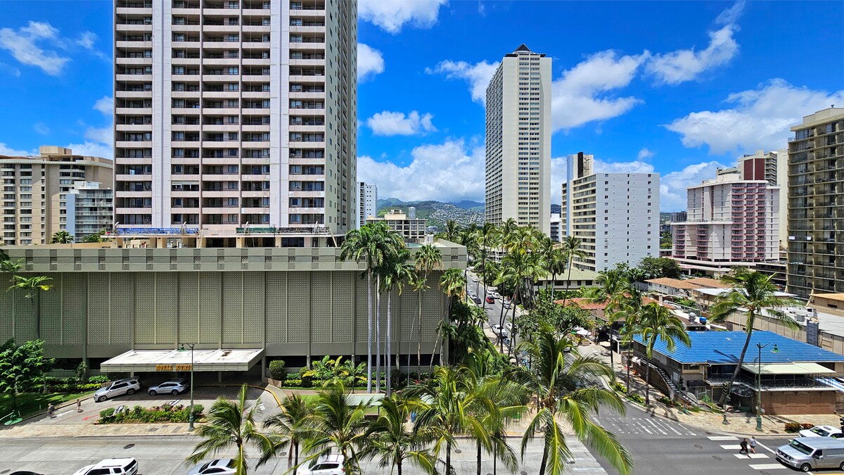 New! Gorgeous Boutique King Studio w/Parking~