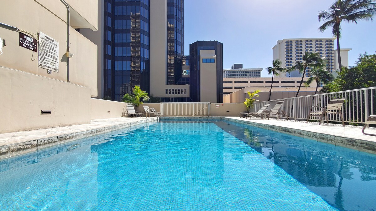 New! Gorgeous Boutique King Studio w/Parking~