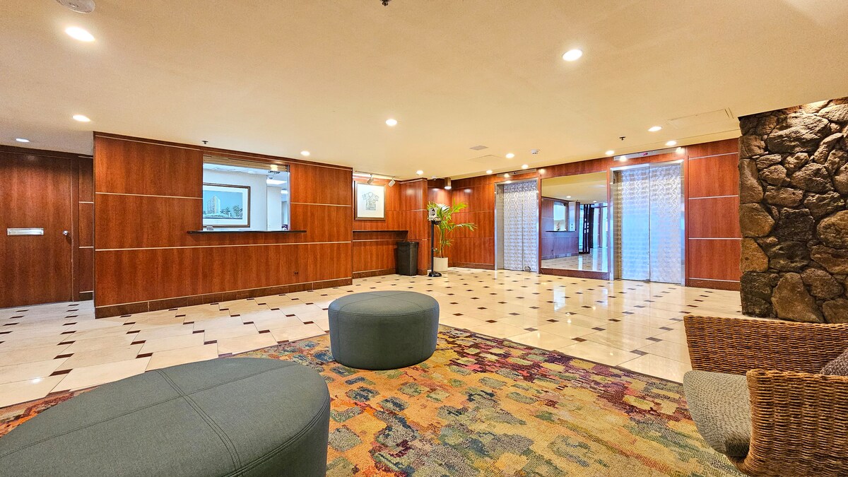 New! Gorgeous Boutique King Studio w/Parking~