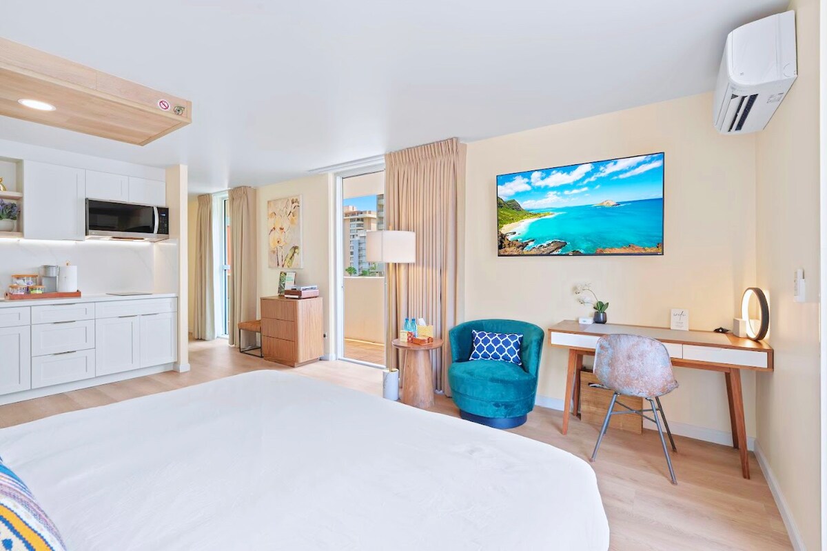 New! Gorgeous Boutique King Studio w/Parking~