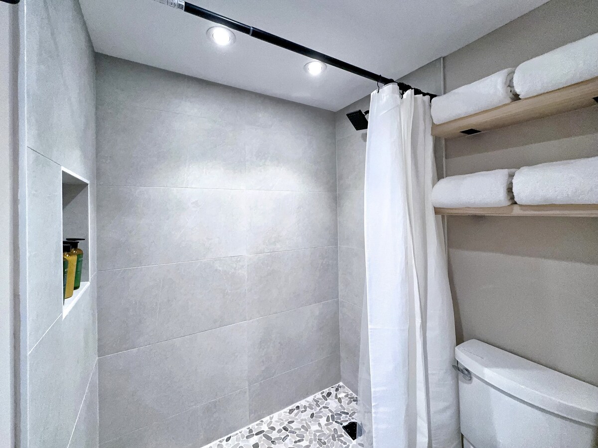 17F-Beautiful & Upscale-Waikiki Beach 1BR/Parking~