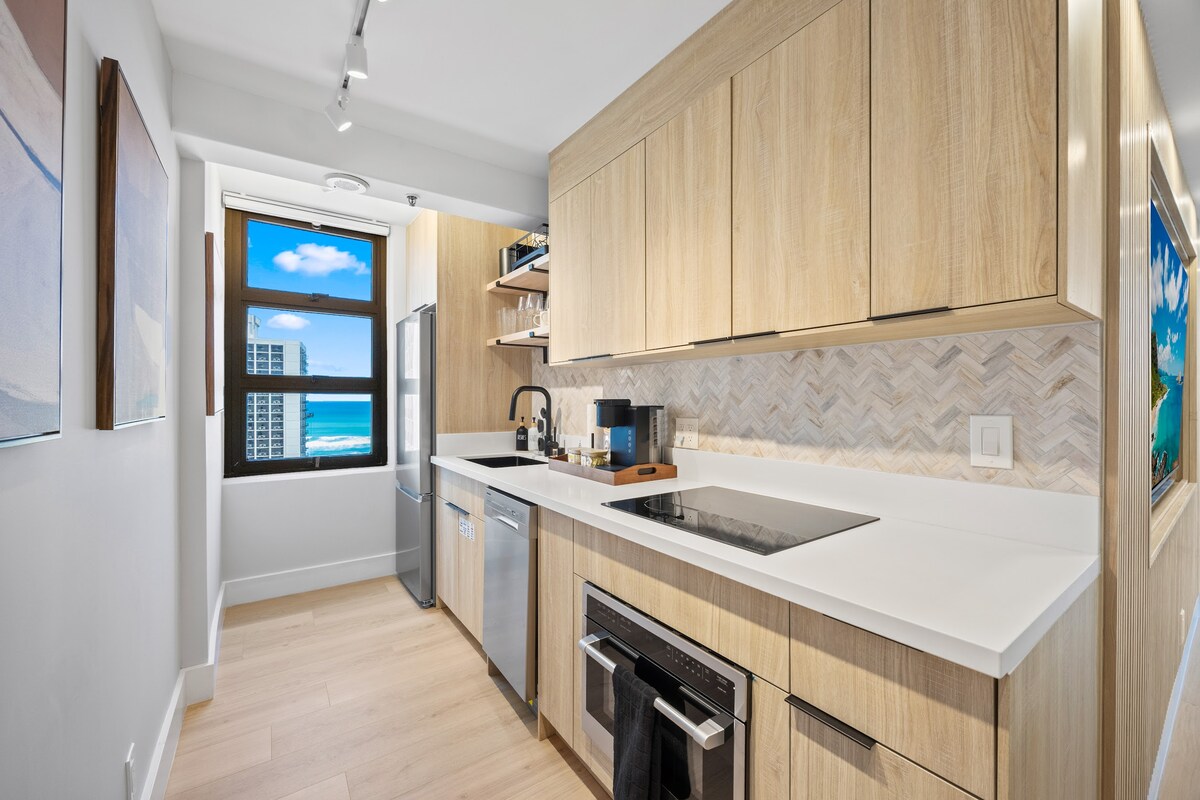 21F-Upscale & Spacious Ocean View-1 BR w/ Parking!