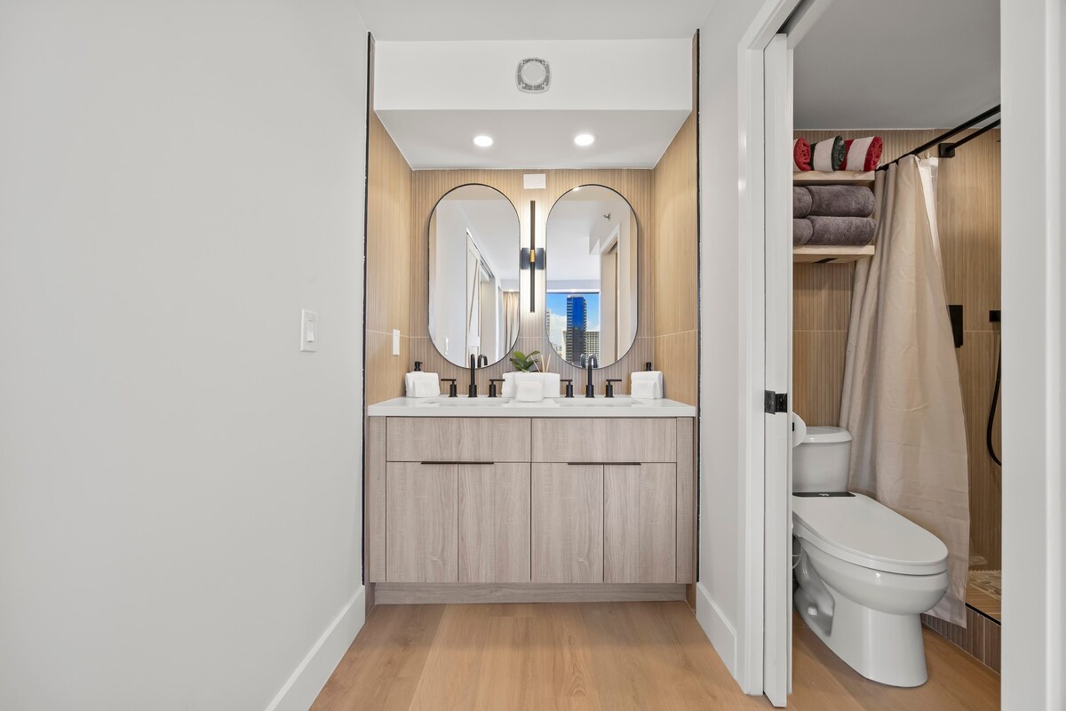 21F-Upscale & Spacious Ocean View-1 BR w/ Parking!