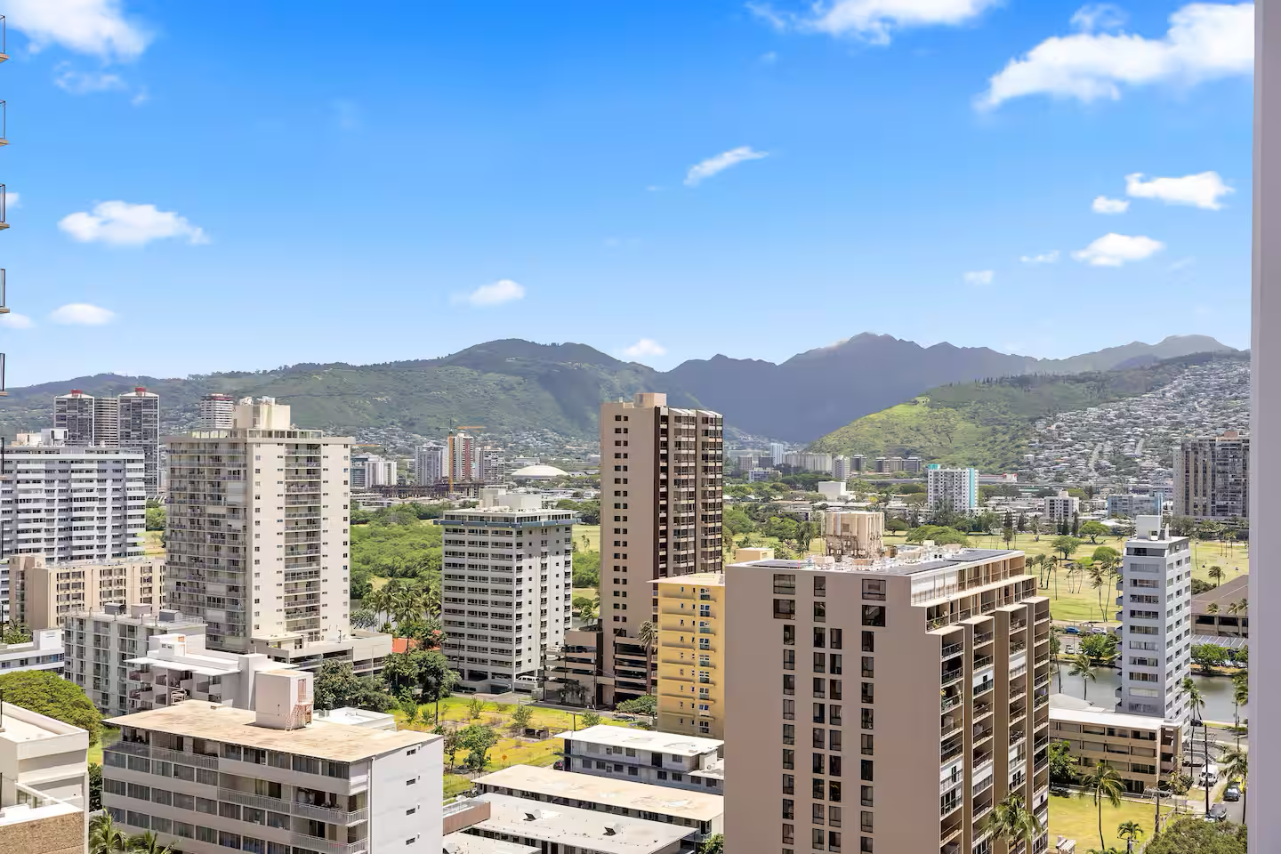 21F-Upscale & Spacious Ocean View-1 BR w/ Parking!