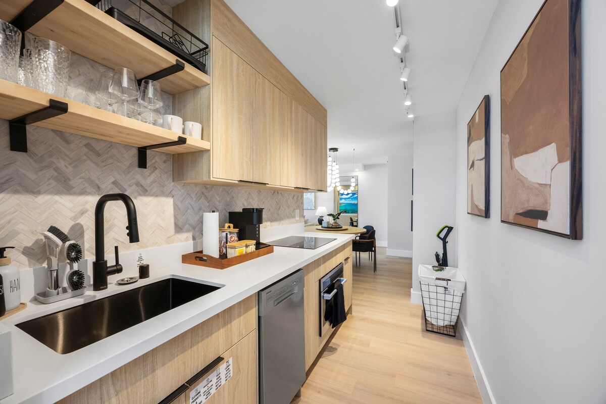 21F-Upscale & Spacious Ocean View-1 BR w/ Parking!