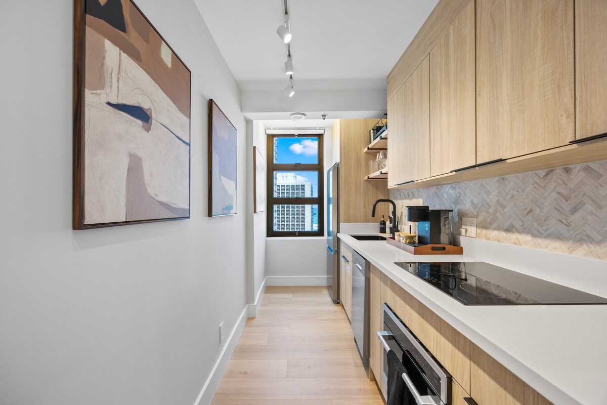 21F-Upscale & Spacious Ocean View-1 BR w/ Parking!