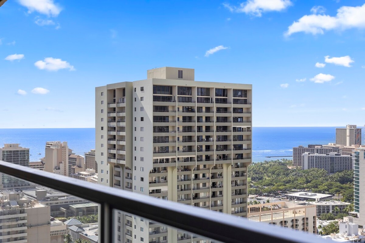 40F-Stunning High-FL Studio w/Ocean & City Views