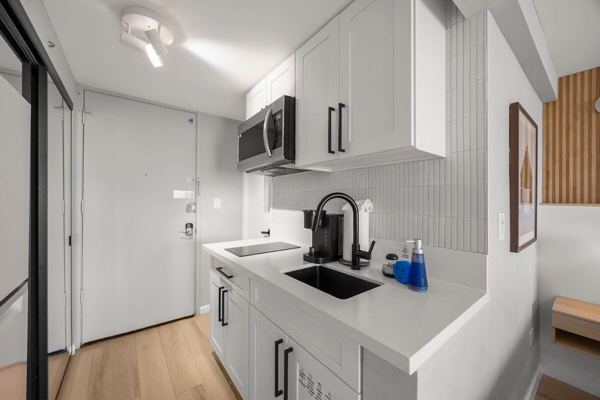 40F-Stunning High-FL Studio w/Ocean & City Views