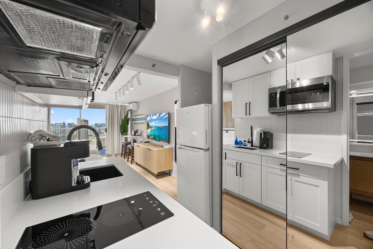 40F-Stunning High-FL Studio w/Ocean & City Views