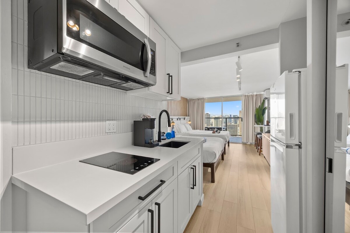 40F-Stunning High-FL Studio w/Ocean & City Views