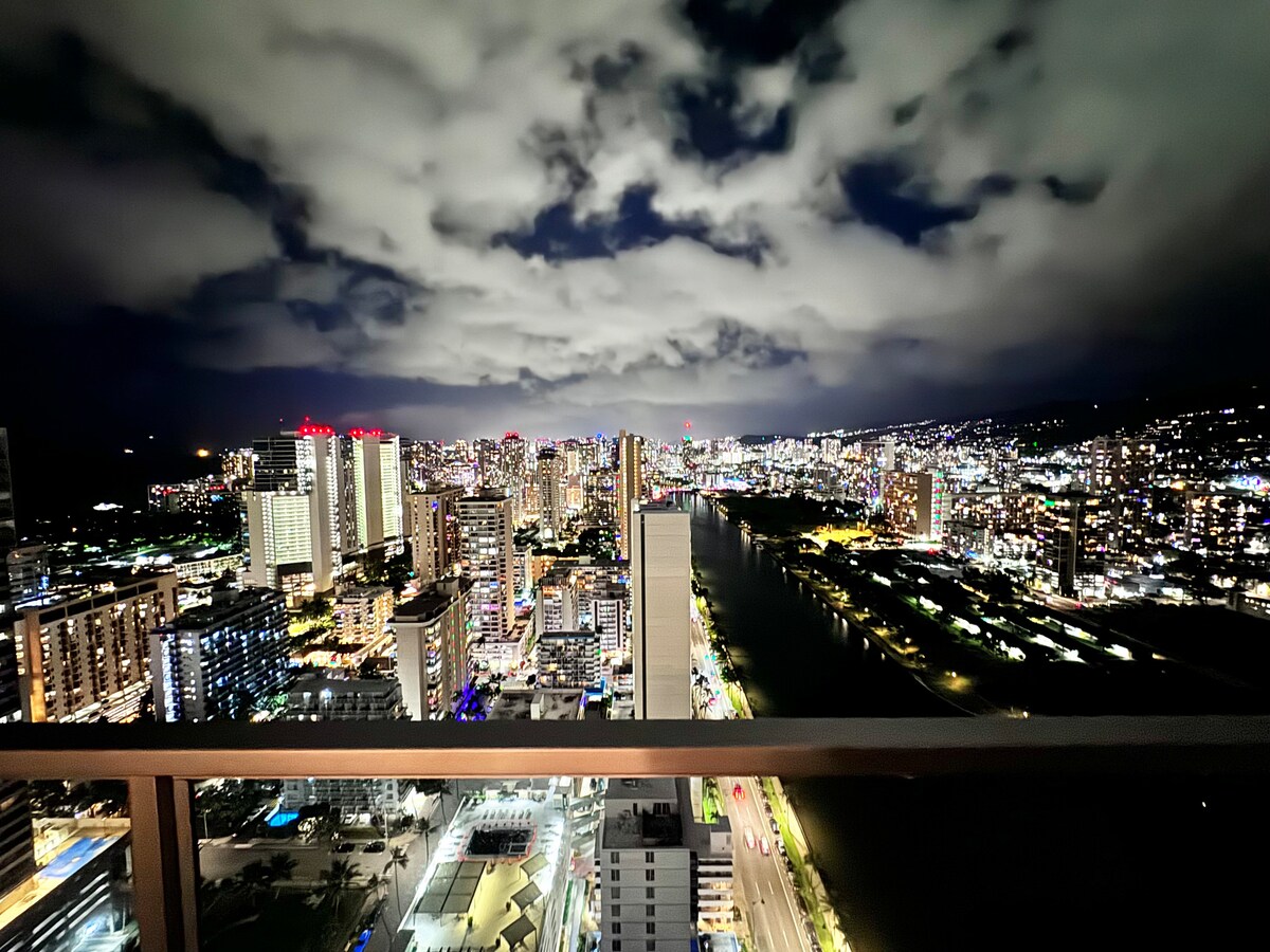 40F-Stunning High-FL Studio w/Ocean & City Views