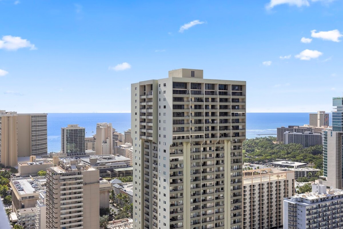 40F-Stunning High-FL Studio w/Ocean & City Views