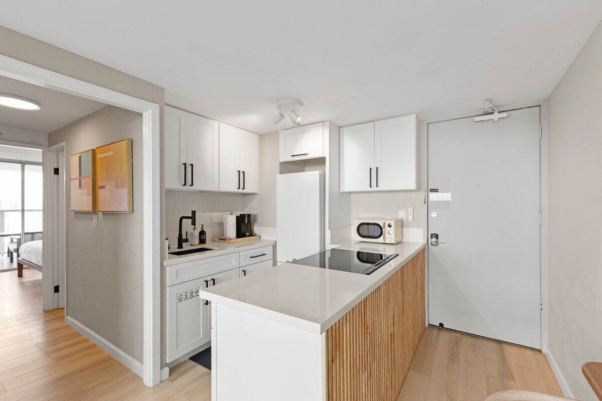 36F-Modern Upscale Ocean View 1BR-Waikiki Beach!