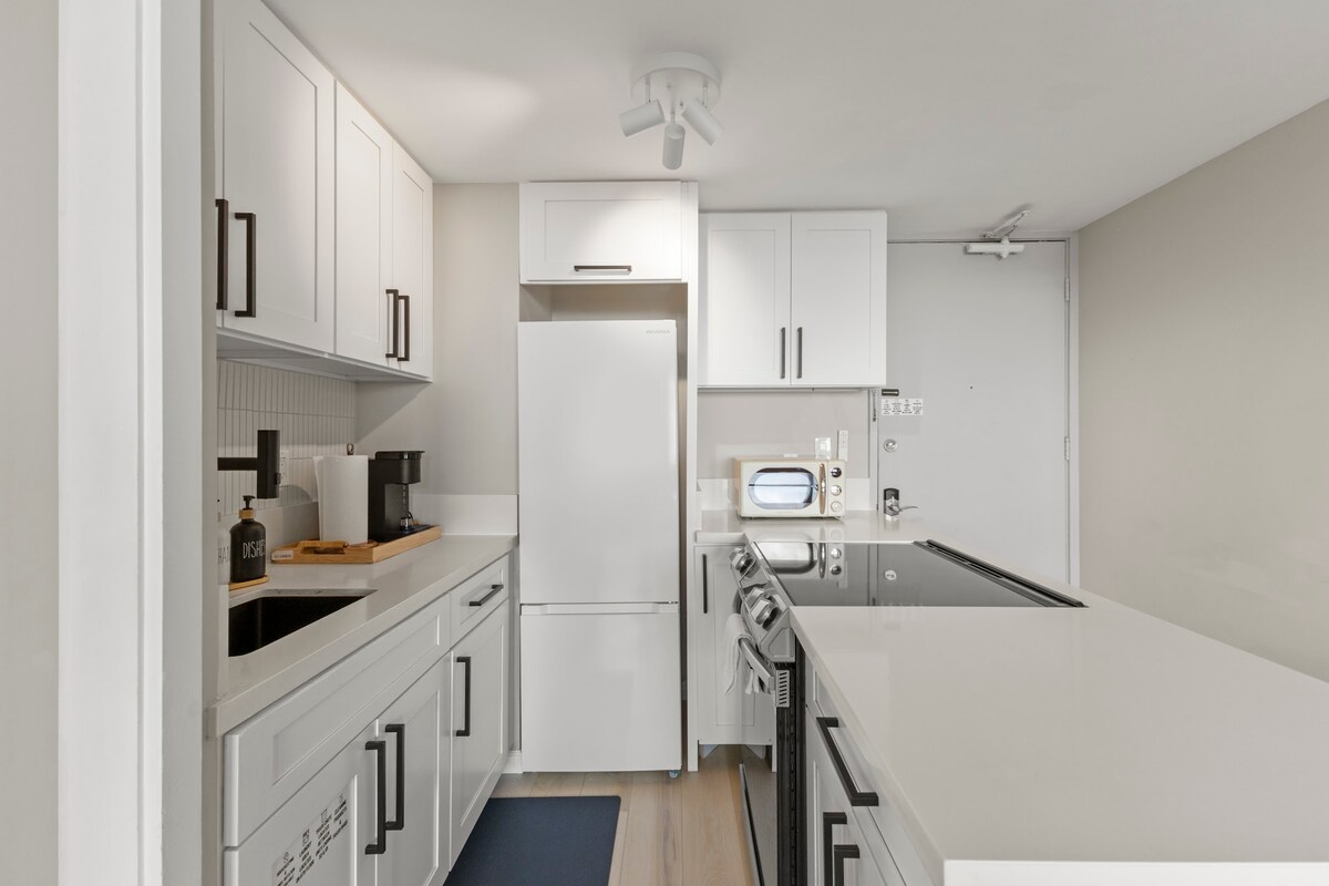 36F-Modern Upscale Ocean View 1BR-Waikiki Beach!