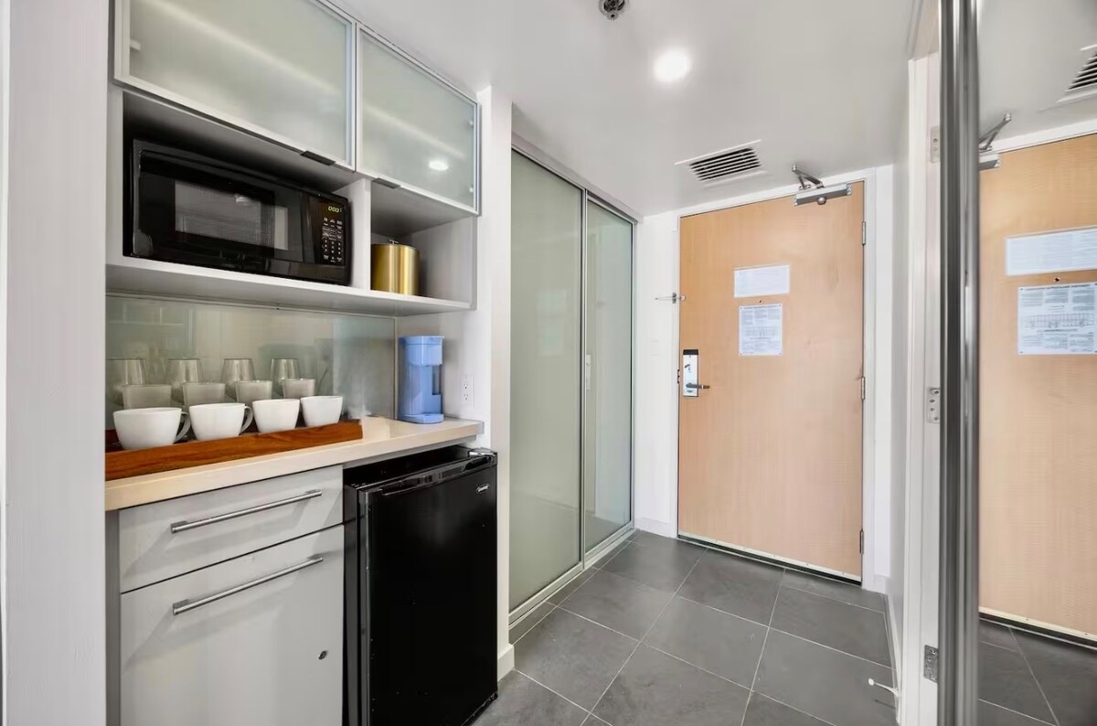 24F-Premier King Studio-Ala Moana Hotel-City View