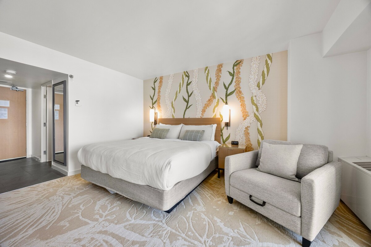 24F-Premier King Studio-Ala Moana Hotel-City View