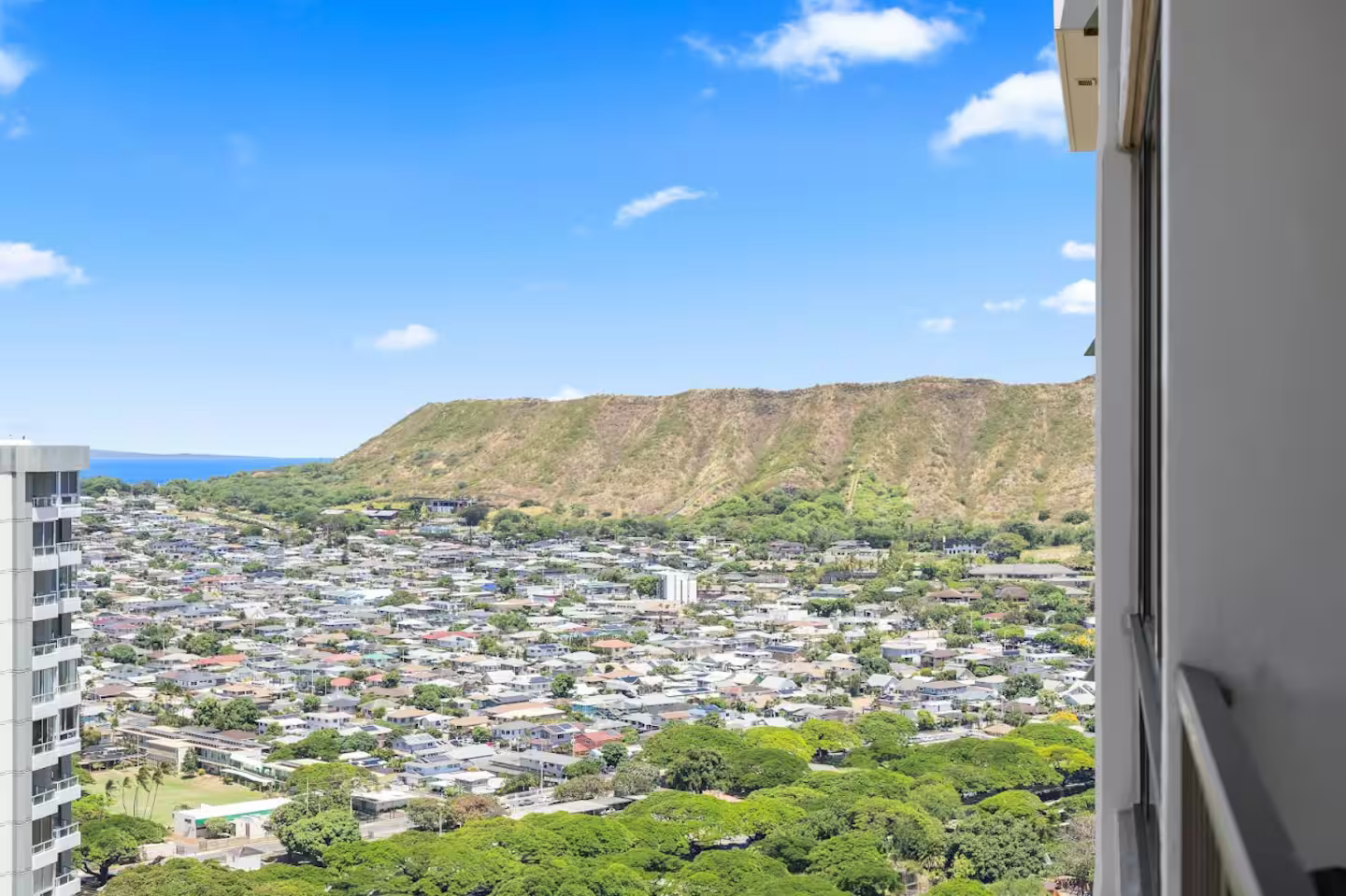 37F-Gorgeous Renovated-Waikiki-1BR-Condo w/Parking