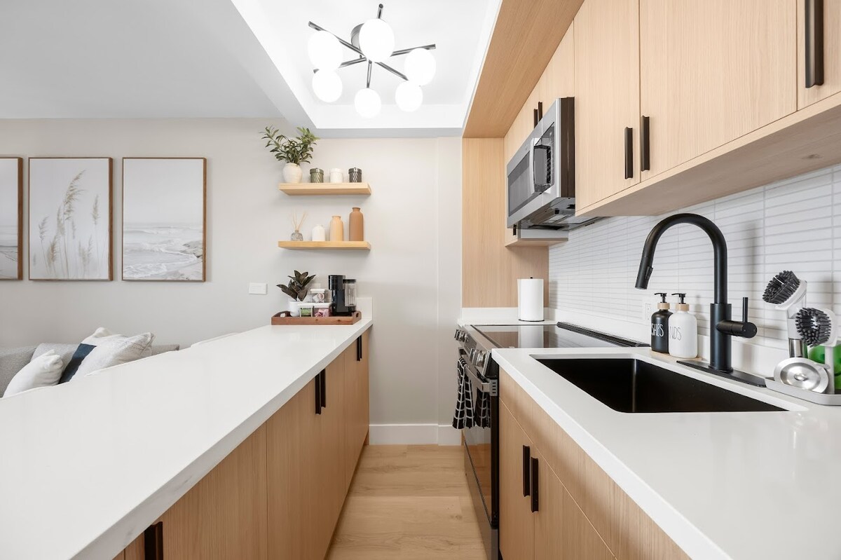 37F-Gorgeous Renovated-Waikiki-1BR-Condo w/Parking