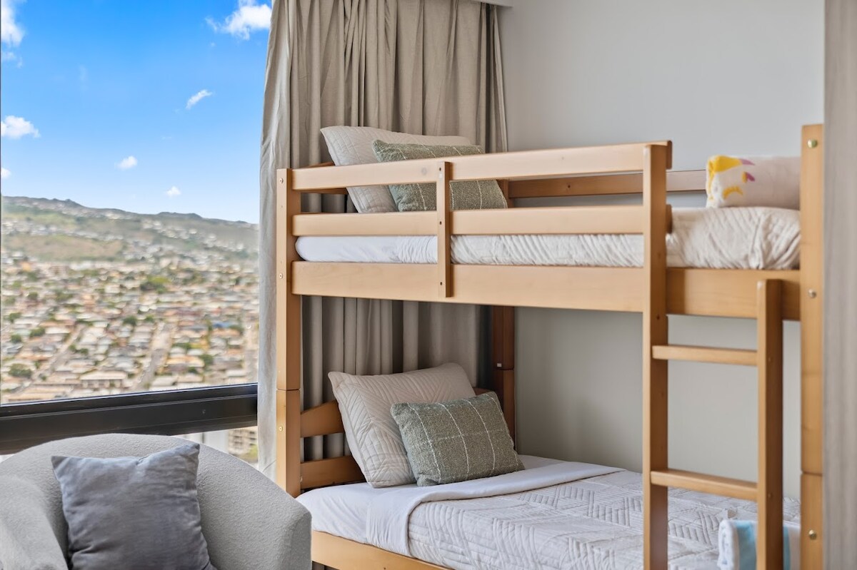 37F-Gorgeous Renovated-Waikiki-1BR-Condo w/Parking