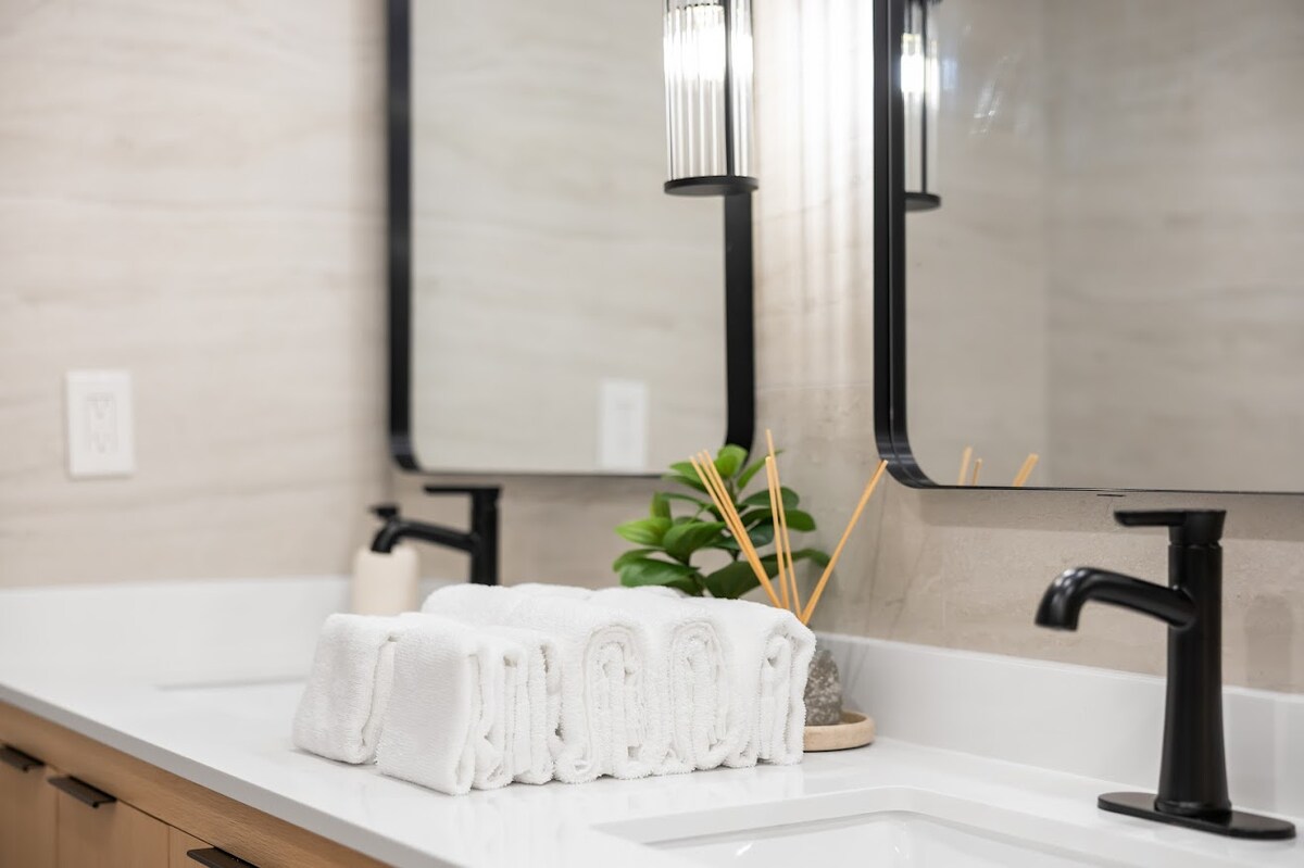 37F-Gorgeous Renovated-Waikiki-1BR-Condo w/Parking