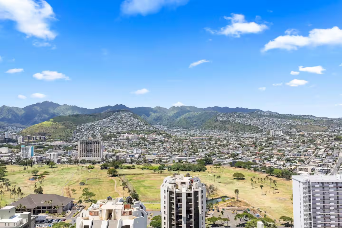 37F-Gorgeous Renovated-Waikiki-1BR-Condo w/Parking