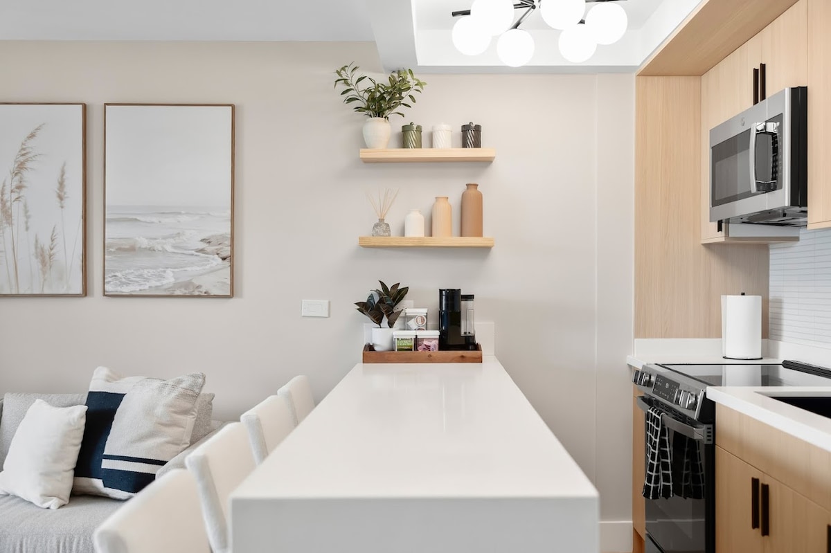 37F-Gorgeous Renovated-Waikiki-1BR-Condo w/Parking