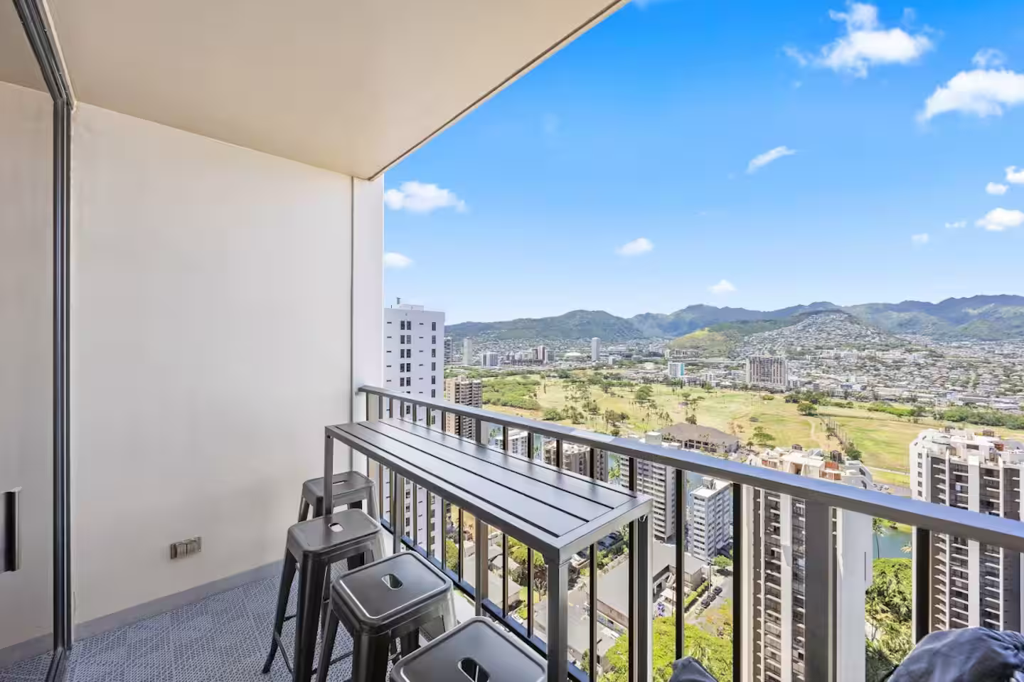 37F-Gorgeous Renovated-Waikiki-1BR-Condo w/Parking