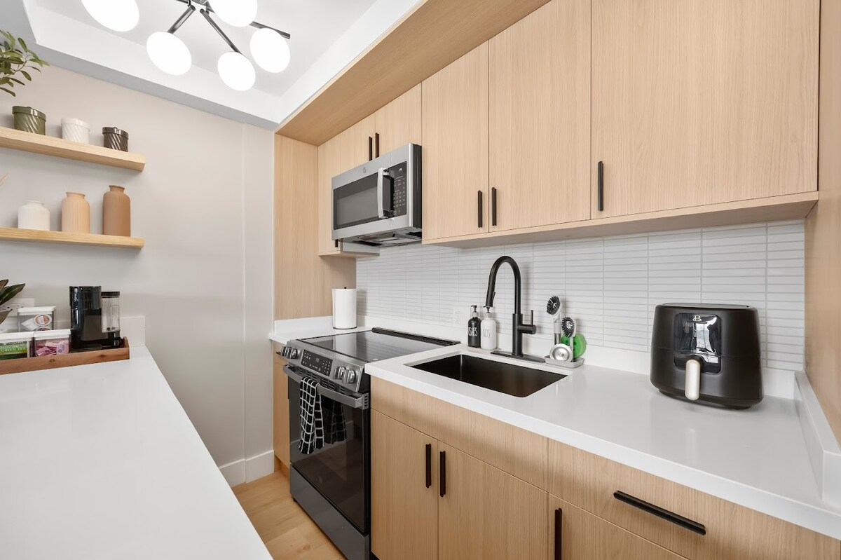 37F-Gorgeous Renovated-Waikiki-1BR-Condo w/Parking