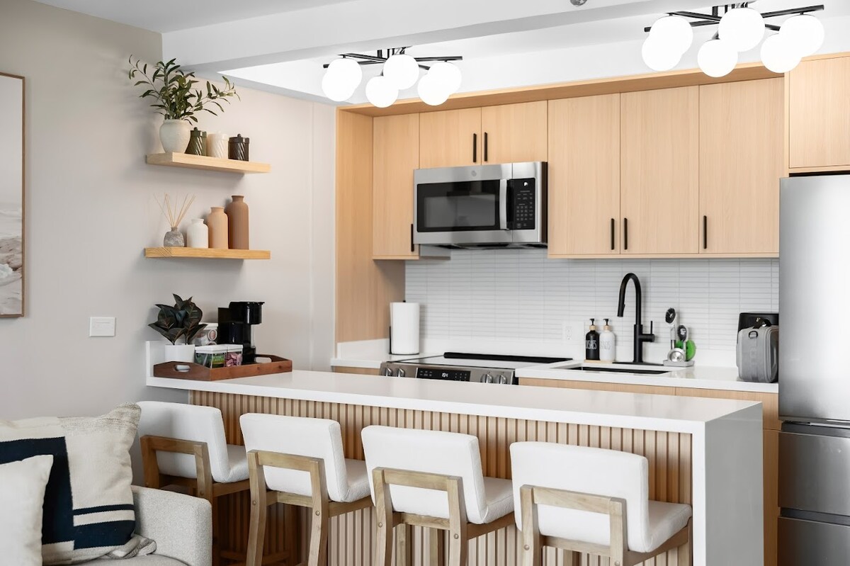 37F-Gorgeous Renovated-Waikiki-1BR-Condo w/Parking