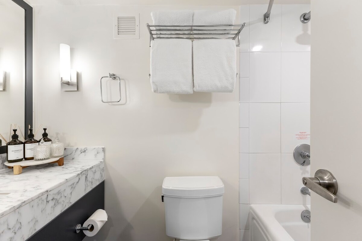 32FL-Upscale Ala Moana Hotel Premium Double Room