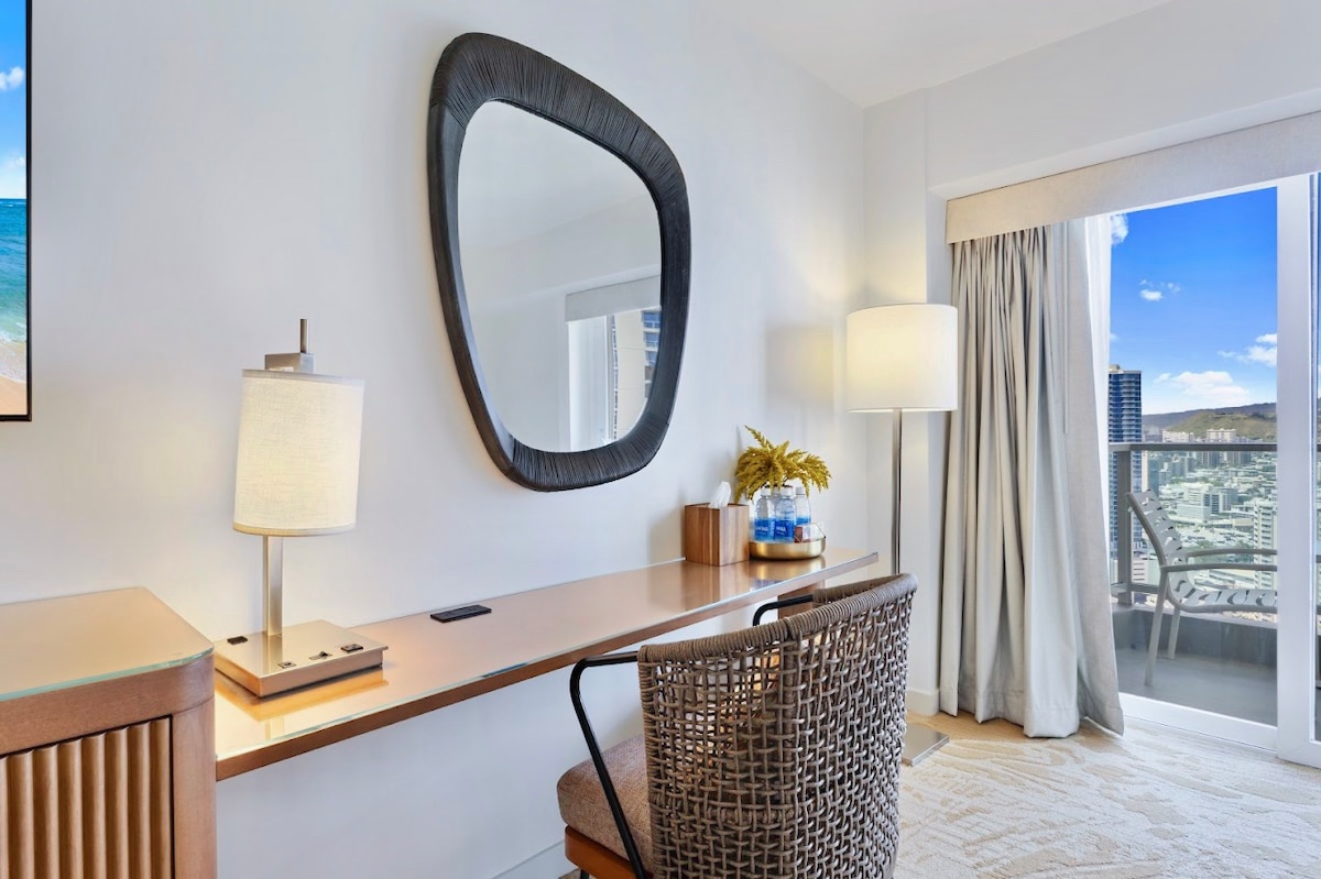 32FL-Upscale Ala Moana Hotel Premium Double Room