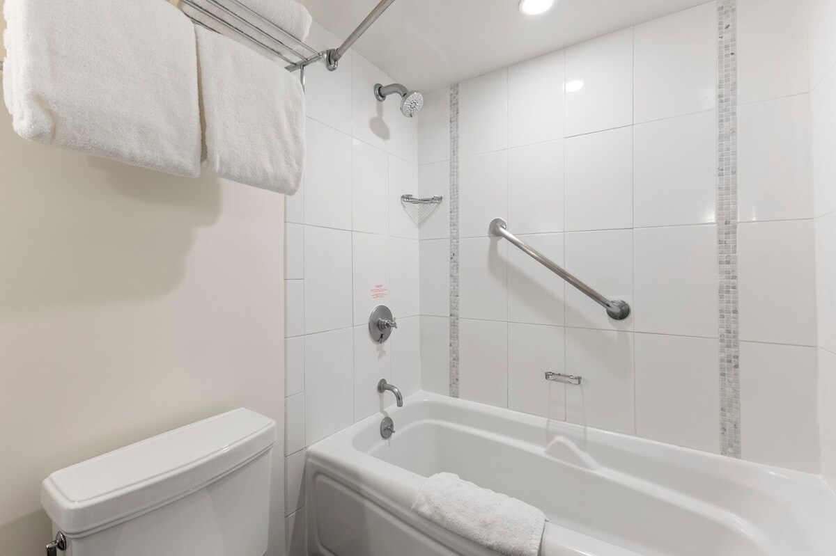 32FL-Upscale Ala Moana Hotel Premium Double Room