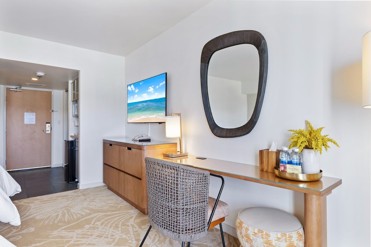 32FL-Upscale Ala Moana Hotel Premium Double Room