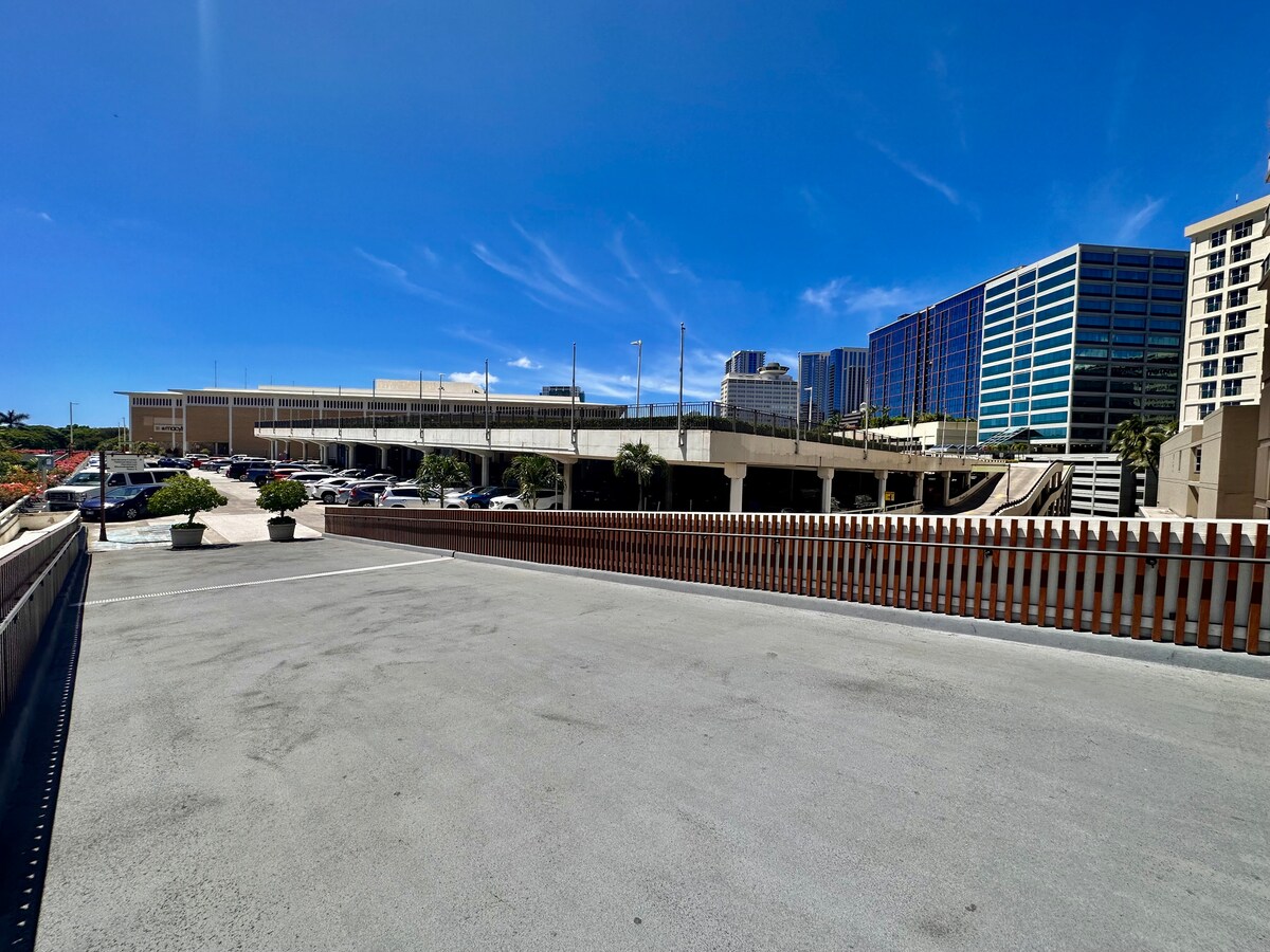 32FL-Upscale Ala Moana Hotel Premium Double Room