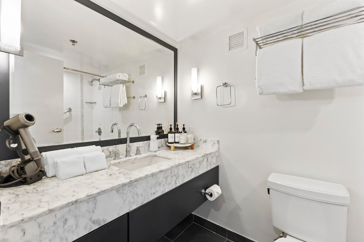 32FL-Upscale Ala Moana Hotel Premium Double Room