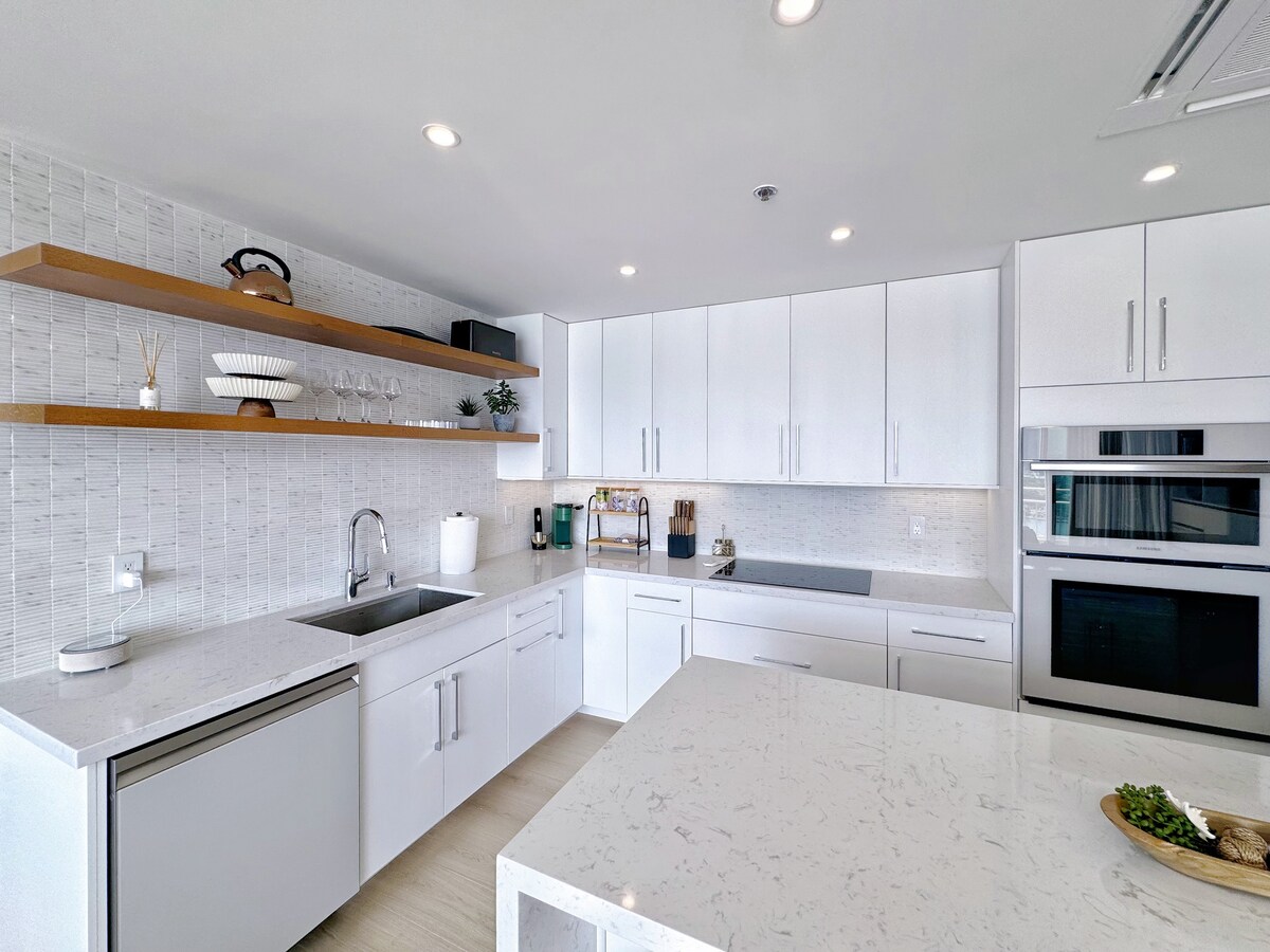 Ilikai Penthouse-Luxury Oceanview 2BR/2BTH/Parking