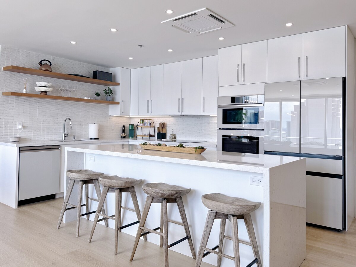 Ilikai Penthouse-Luxury Oceanview 2BR/2BTH/Parking