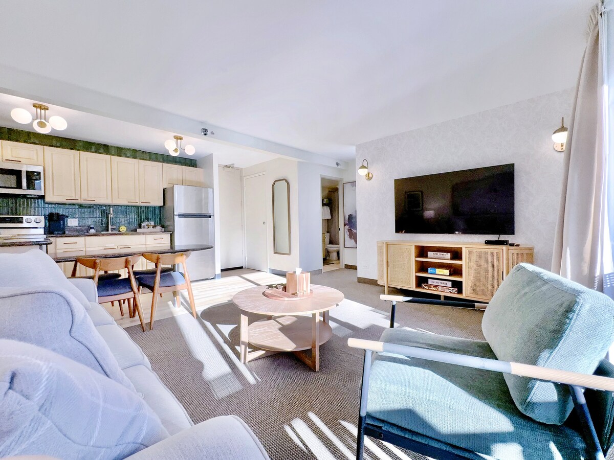 14F-Mid-Century Island Style 1BR Condo w/Parking!