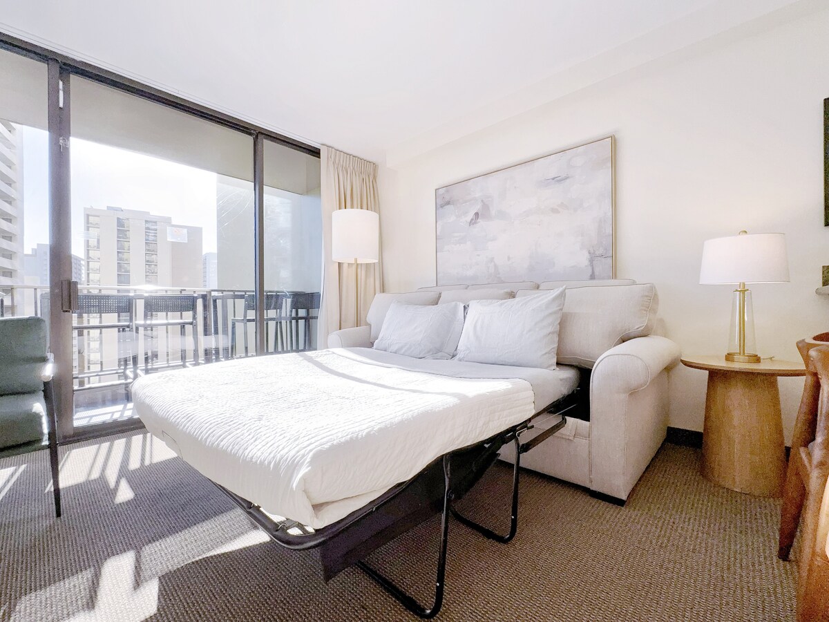 14F-Mid-Century Island Style 1BR Condo w/Parking!