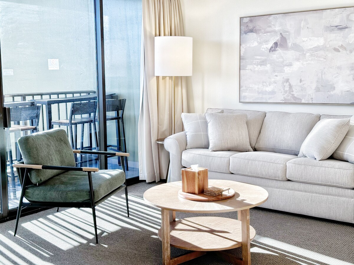 14F-Mid-Century Island Style 1BR Condo w/Parking!