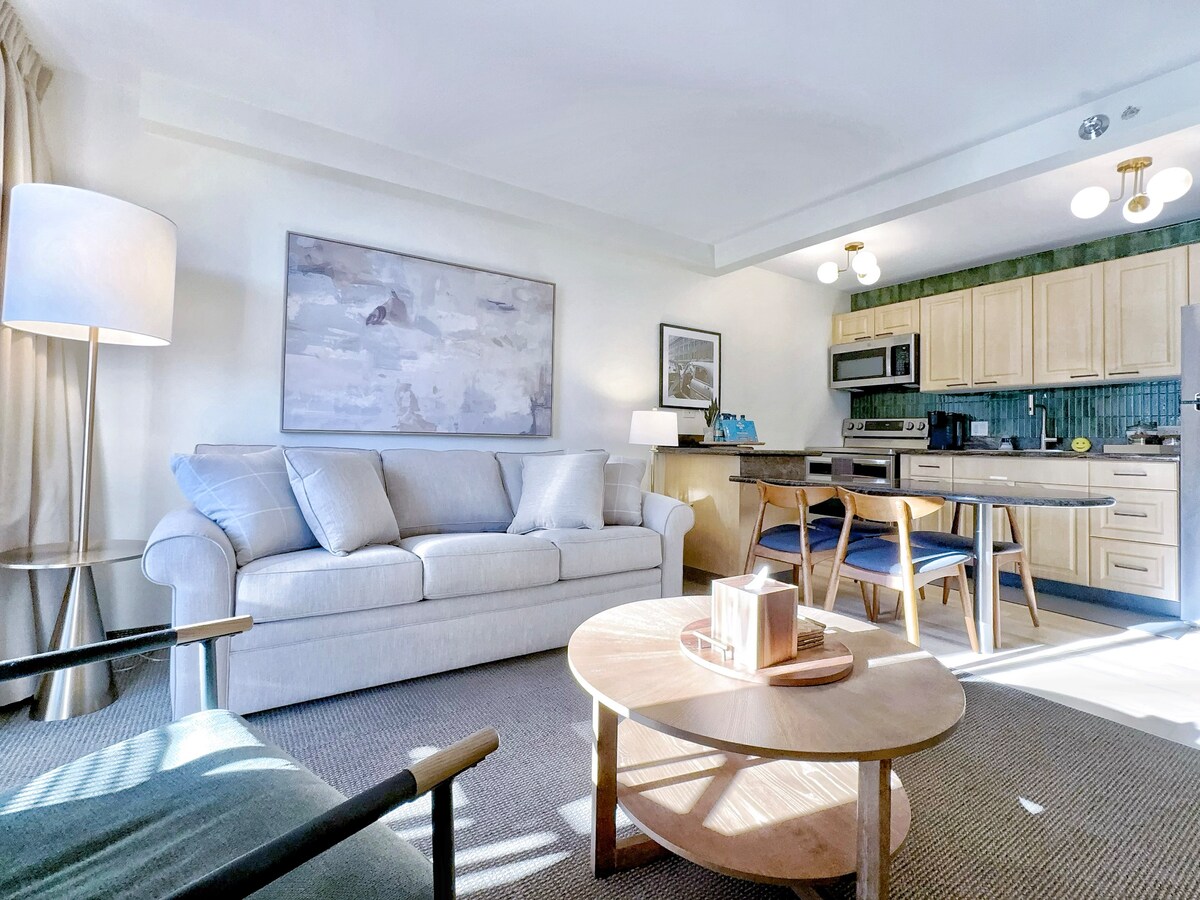 14F-Mid-Century Island Style 1BR Condo w/Parking!