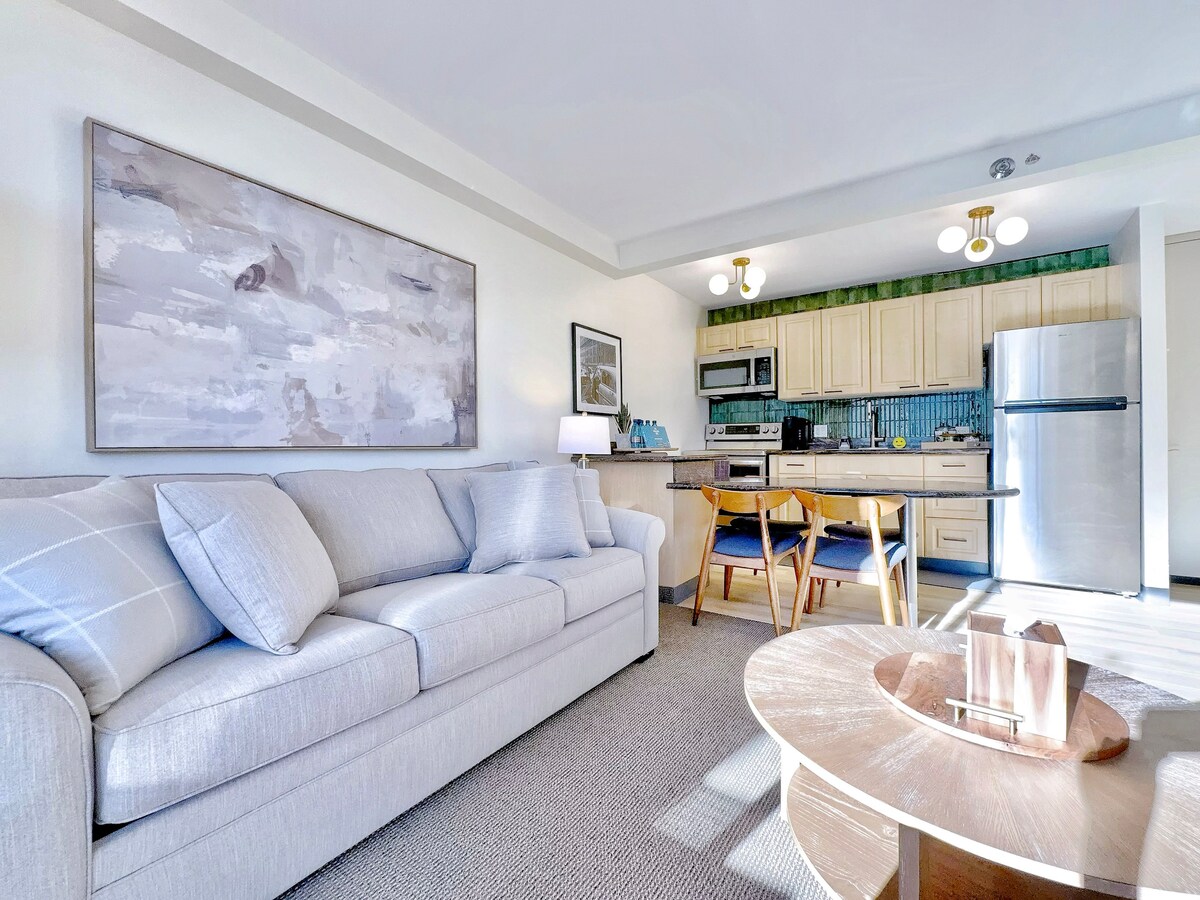 14F-Mid-Century Island Style 1BR Condo w/Parking!