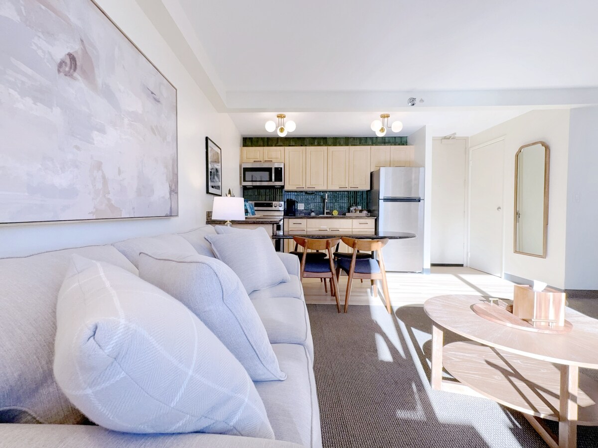14F-Mid-Century Island Style 1BR Condo w/Parking!
