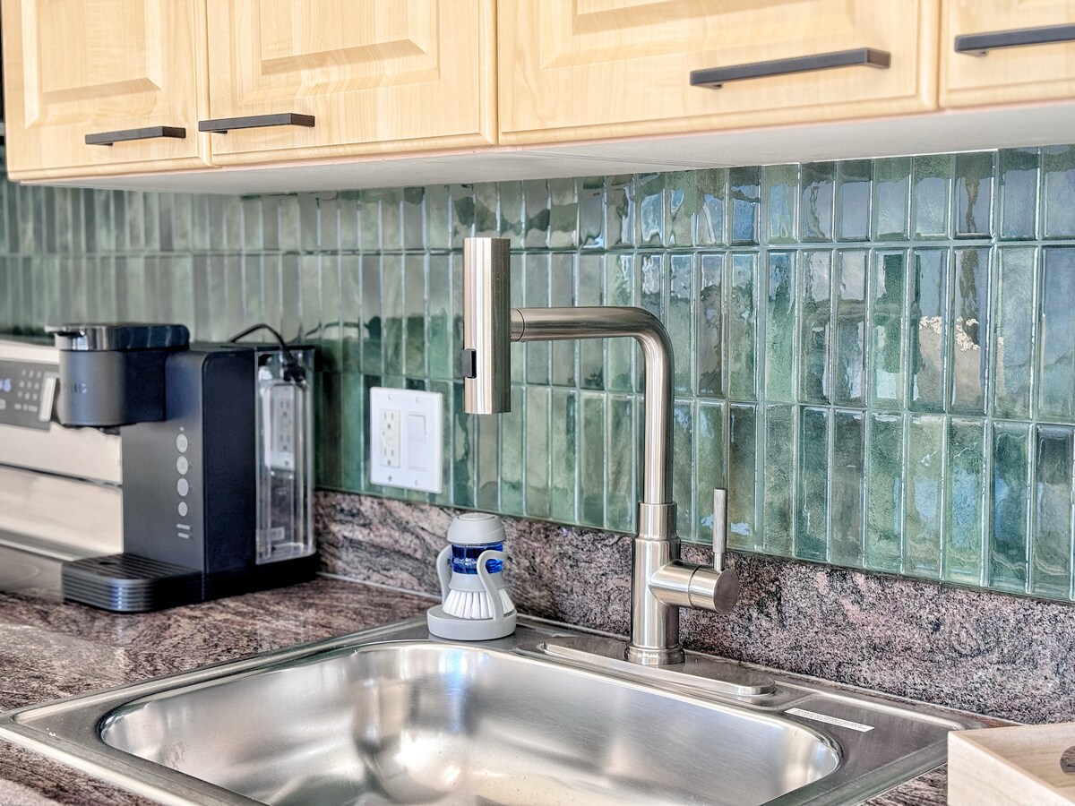 14F-Mid-Century Island Style 1BR Condo w/Parking!