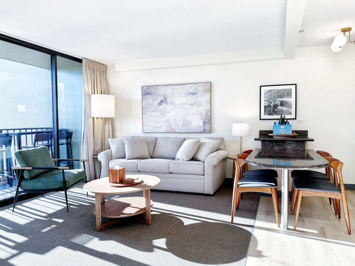 14F-Mid-Century Island Style 1BR Condo w/Parking!