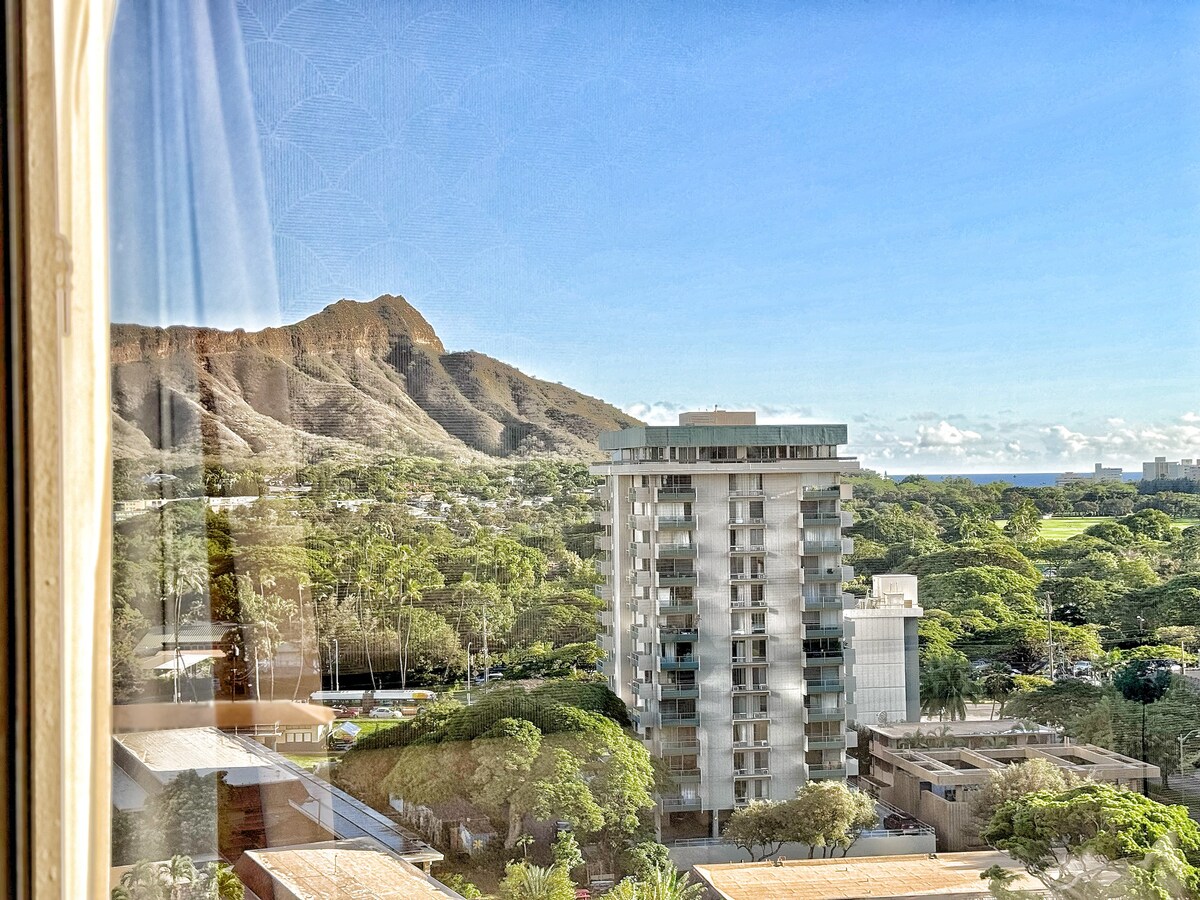 14F-Mid-Century Island Style 1BR Condo w/Parking!