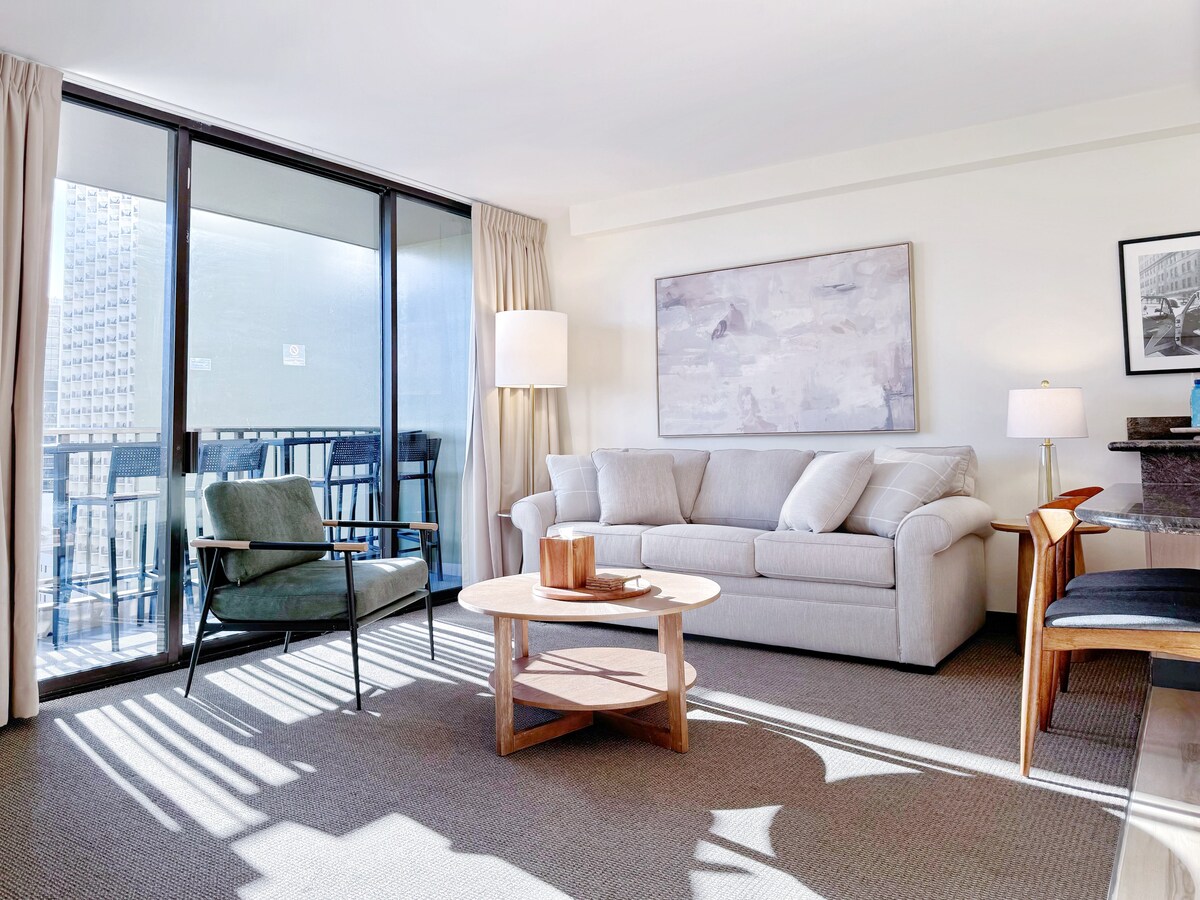 14F-Mid-Century Island Style 1BR Condo w/Parking!